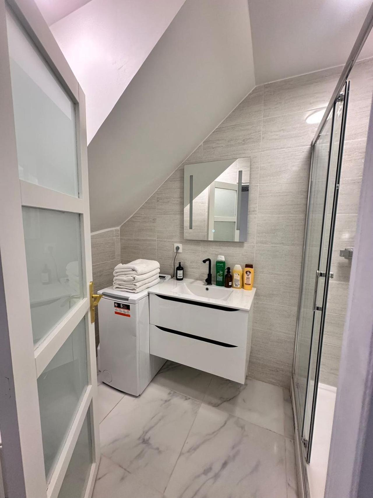 Appartement Calme Moderne Proche De Disneyland Wifi & Cafe Gratuit & Arrivee Autonome Bussy-Saint-Georges Luaran gambar