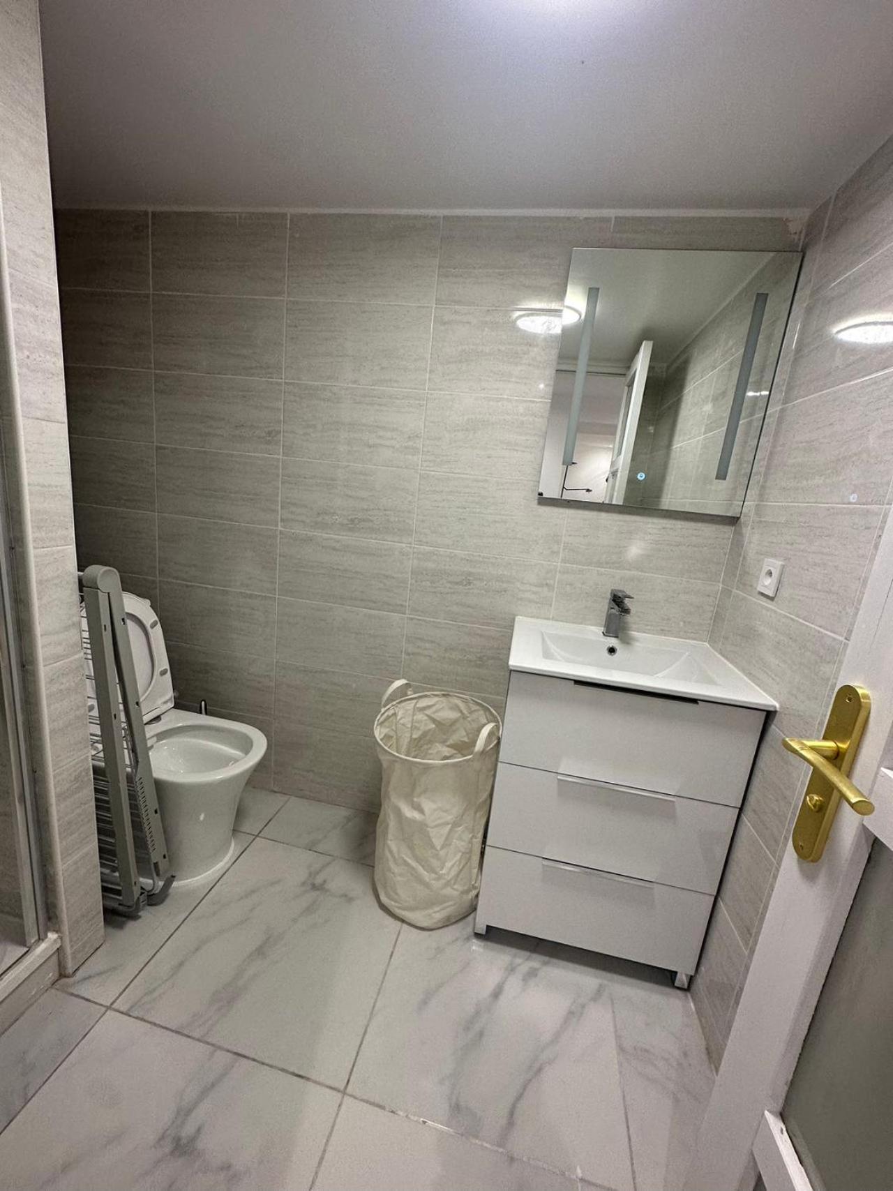 Appartement Calme Moderne Proche De Disneyland Wifi & Cafe Gratuit & Arrivee Autonome Bussy-Saint-Georges Luaran gambar